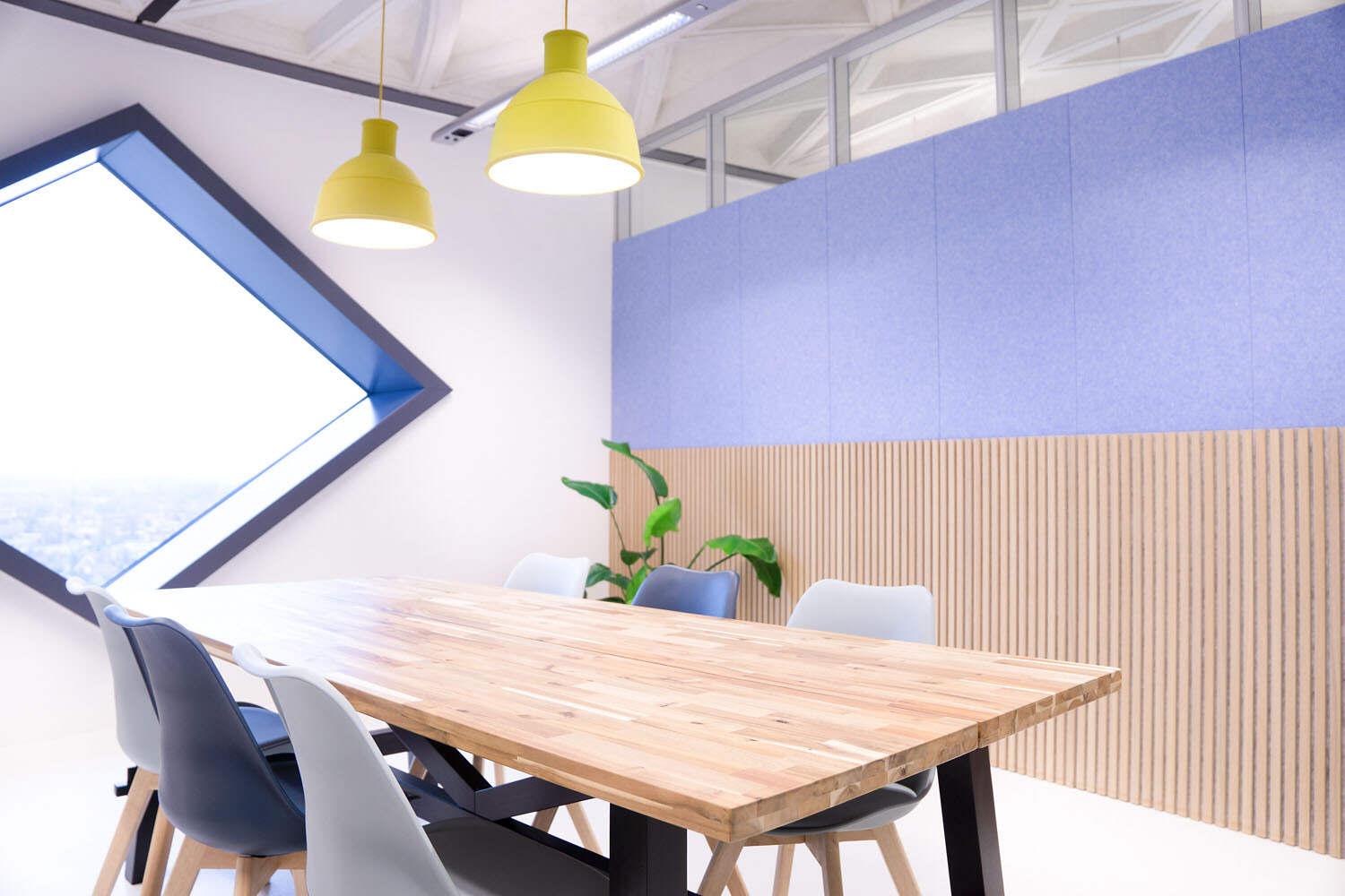 Vergaderruimte inrichting met akoestische felt panelen die de geluidproblemen op het kantoor oplossen.