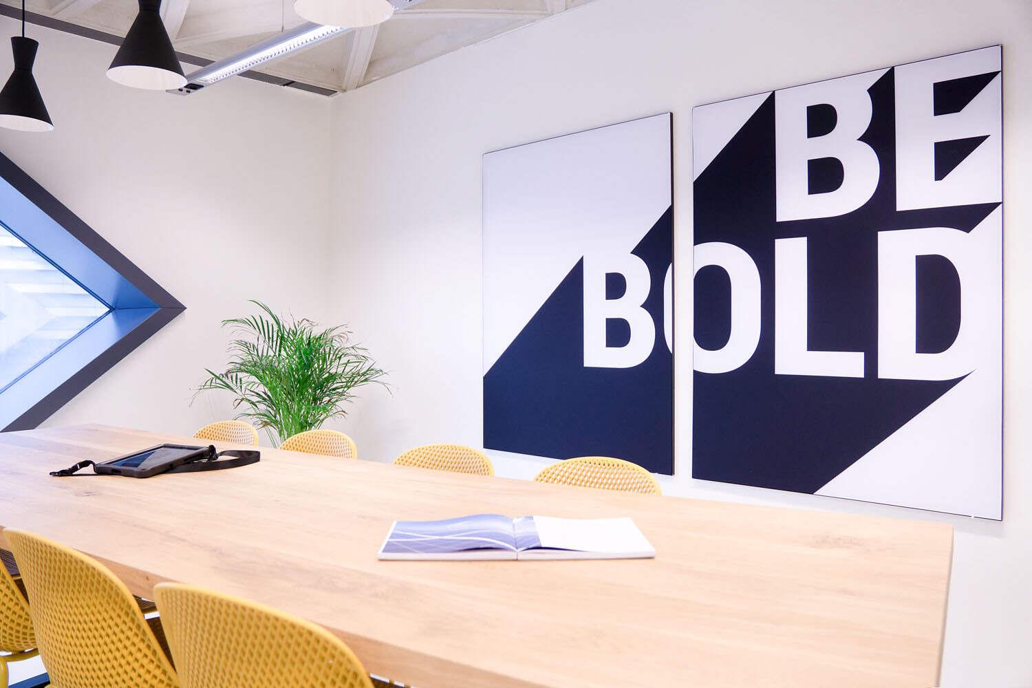 Moderne wanddecoratie op kantoorwand voor het verbeteren van de akoestiek en nagalm te verminderen. 