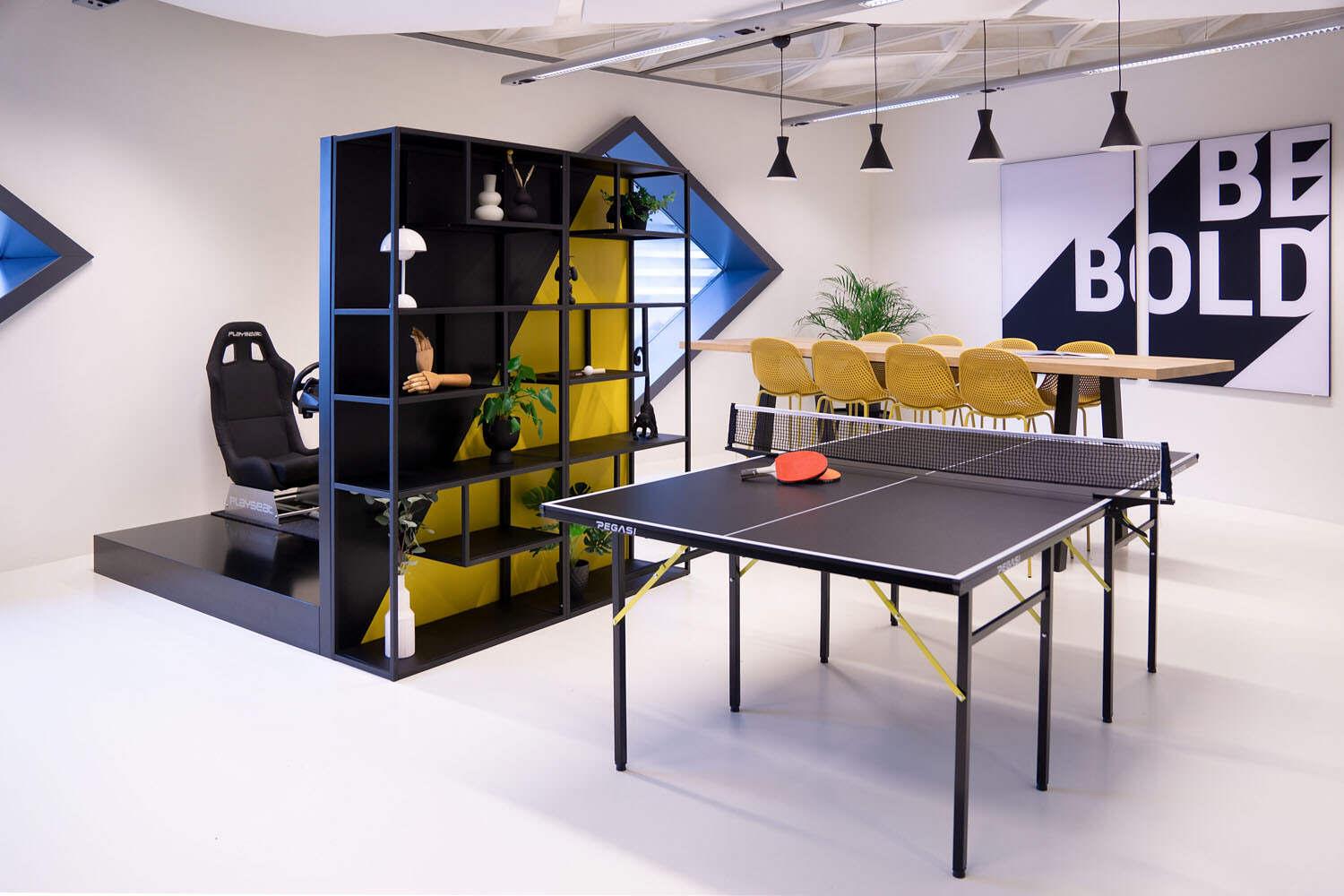 Creatief interieur kantoor met kleurrijke  lunchruimte ontworpen door interieurontwerper uit Gouda. 