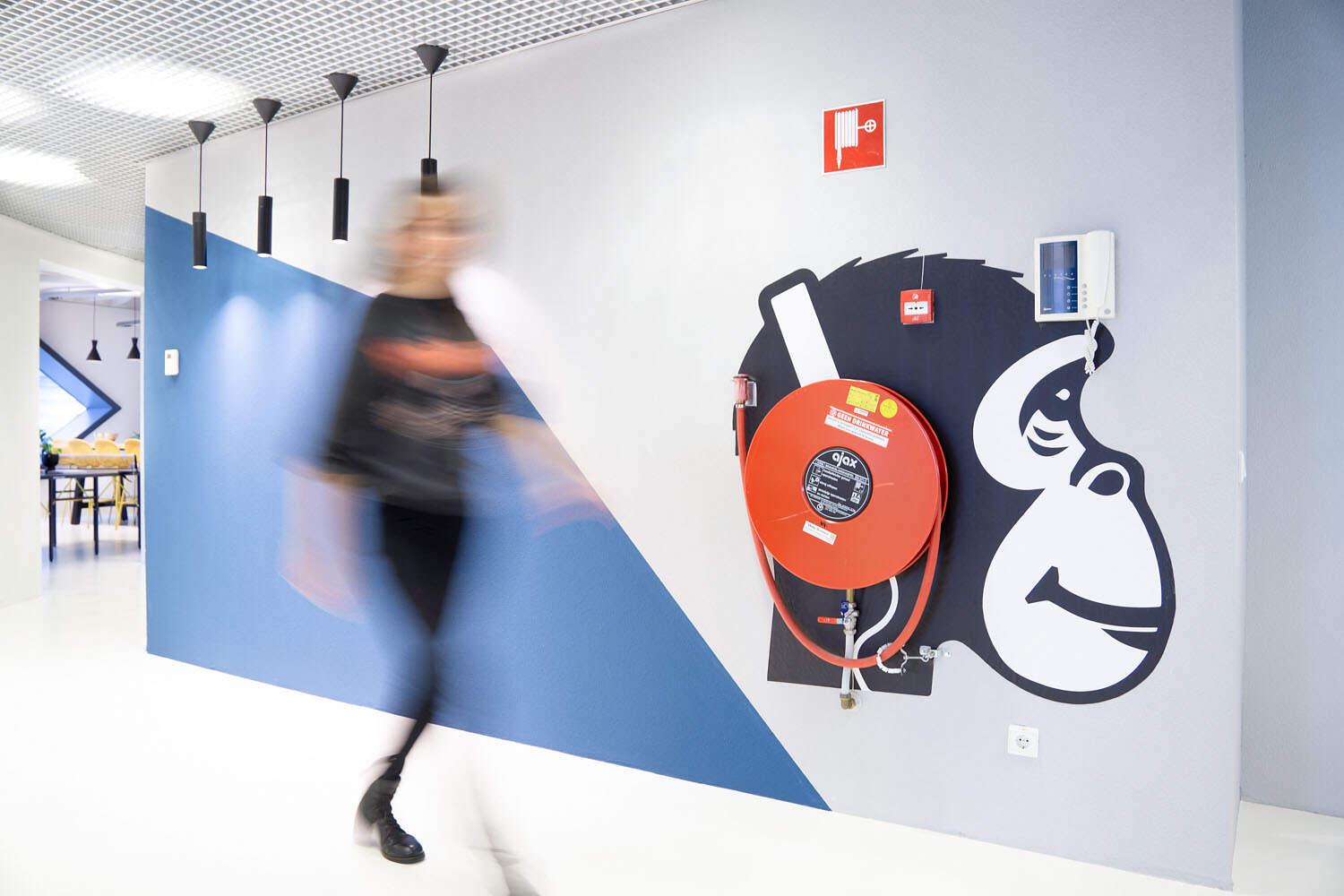 Kantoorinrichtingsbedrijf voor op maat gemaakt interieuradvies met grafische elementen. 