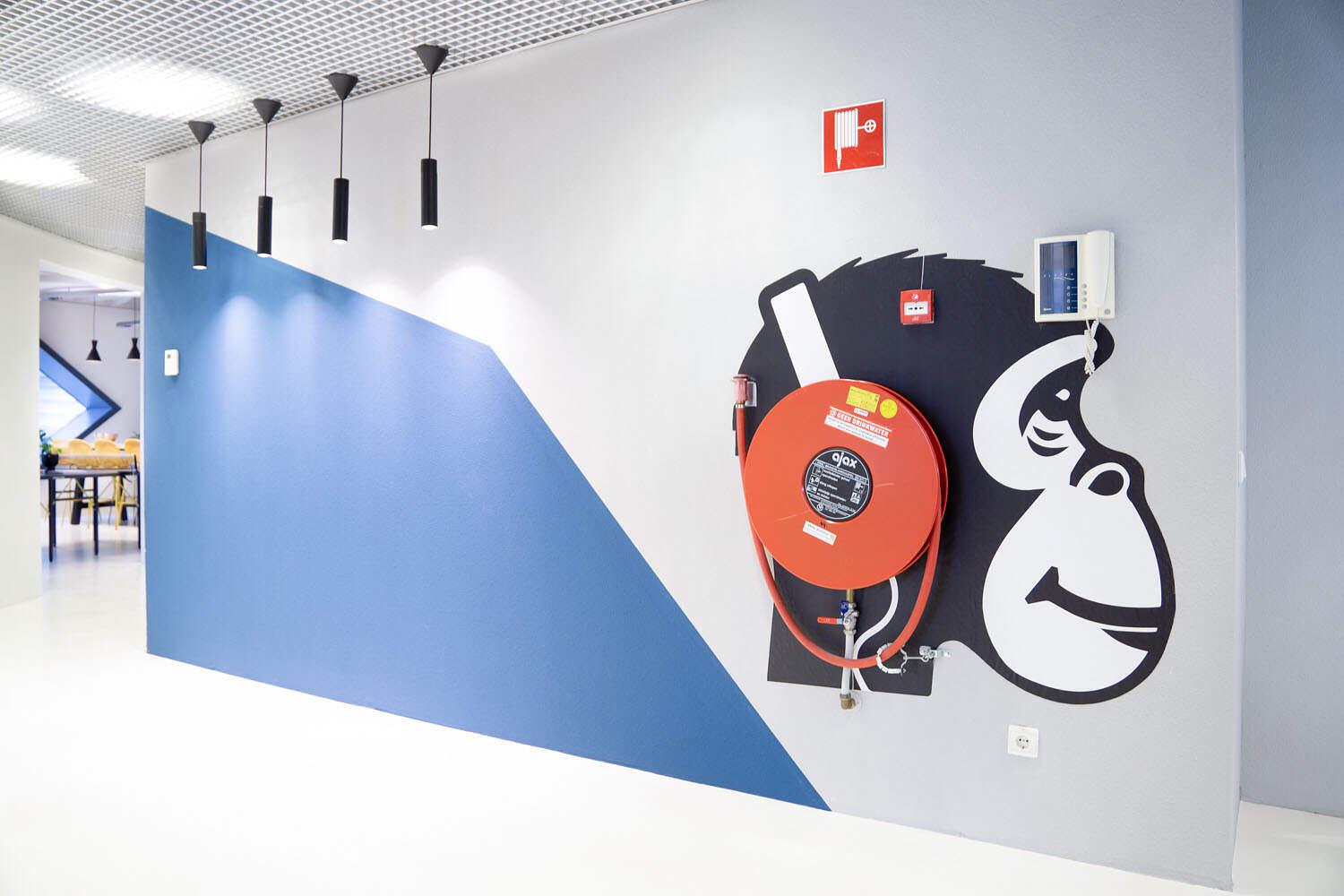 Kantoorinrichting op maat om de kantoor sfeer te verbeteren door inspirerende wanddecoratie. 