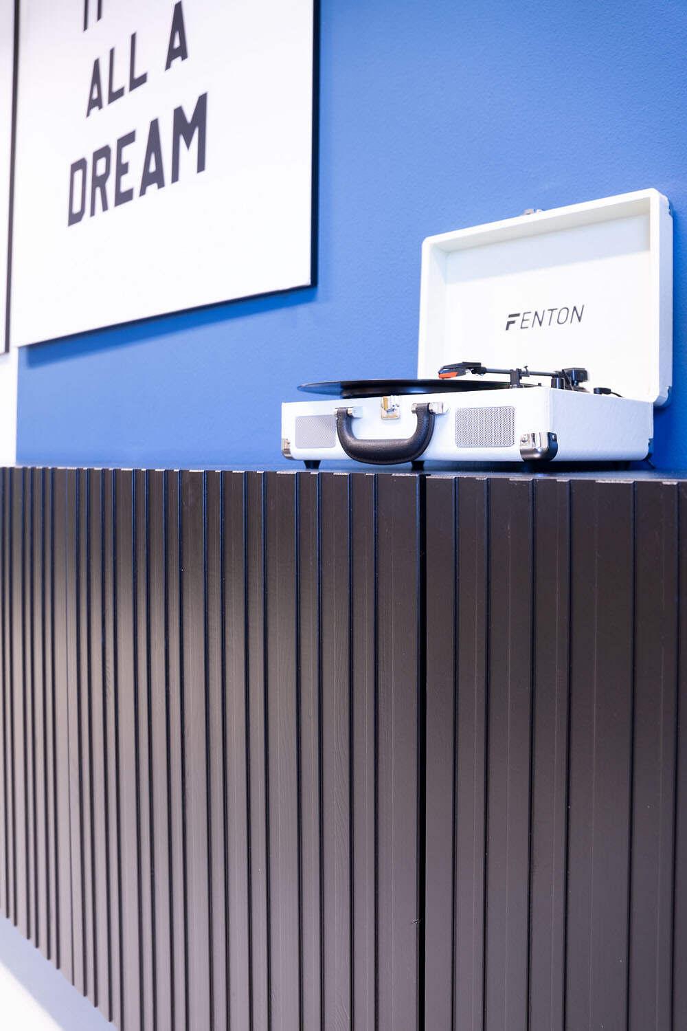 Kleurrijk interieuradvies met een akoestische peesdoek om geluidsdemping op het kantoor te creëren. 