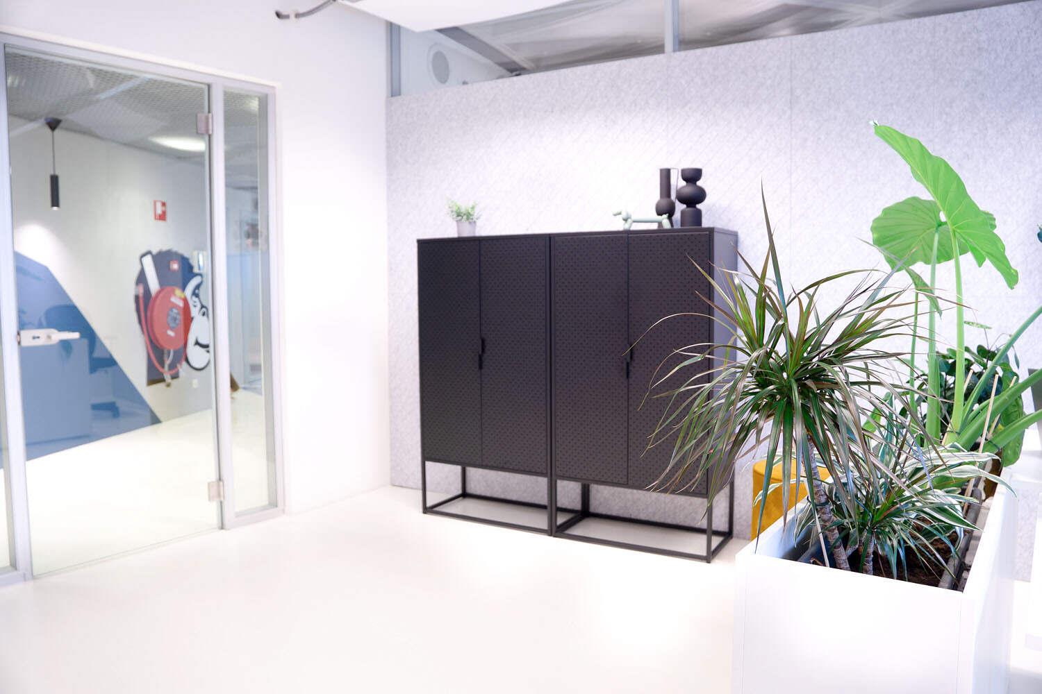 Interieuradvies met akoestische felt wand  voorzien zijn van een  grafische lijnen. Sober en speels.