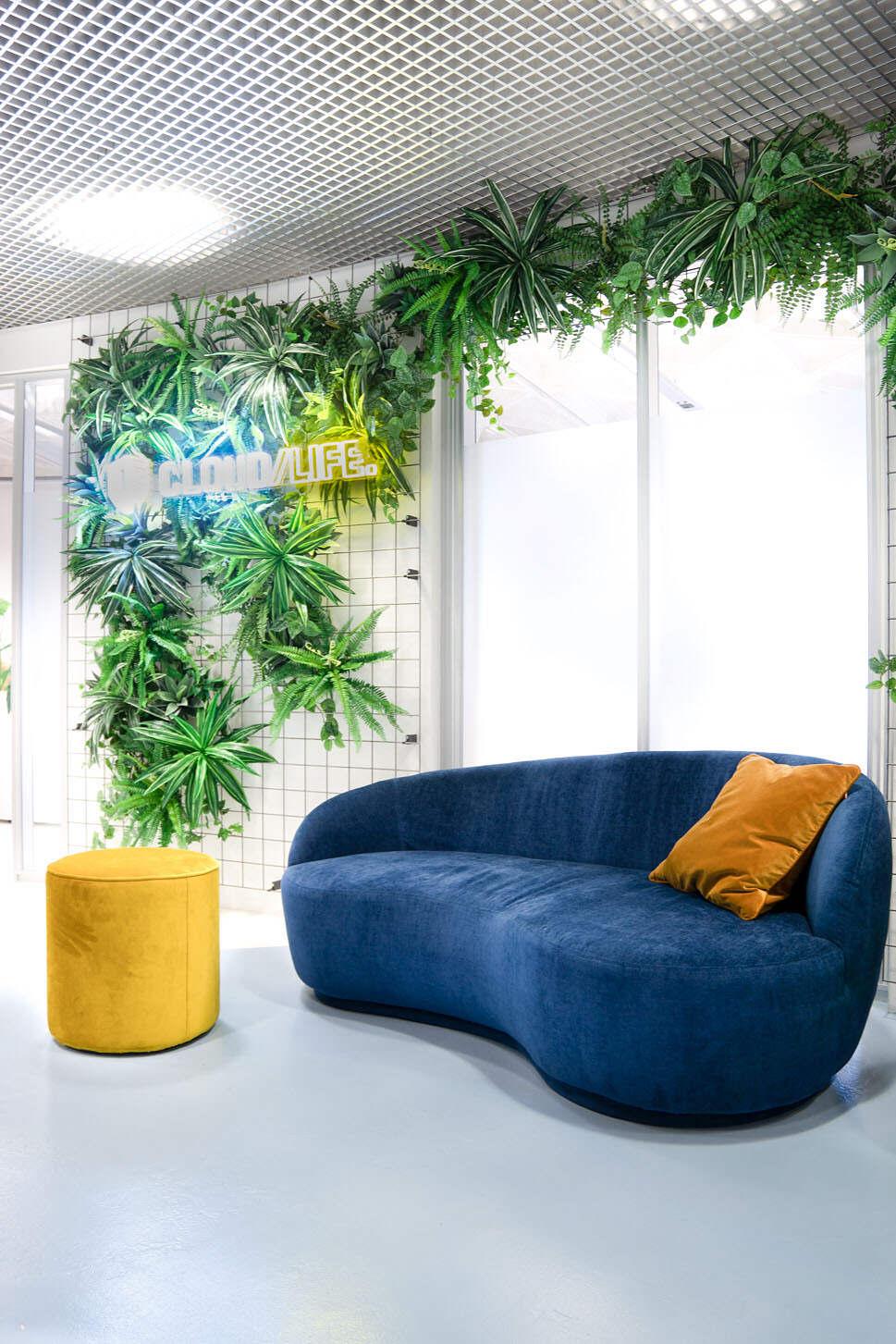 Kantoorstyling van een wachtruimte met plantendesign en een groenwand in de randstad.