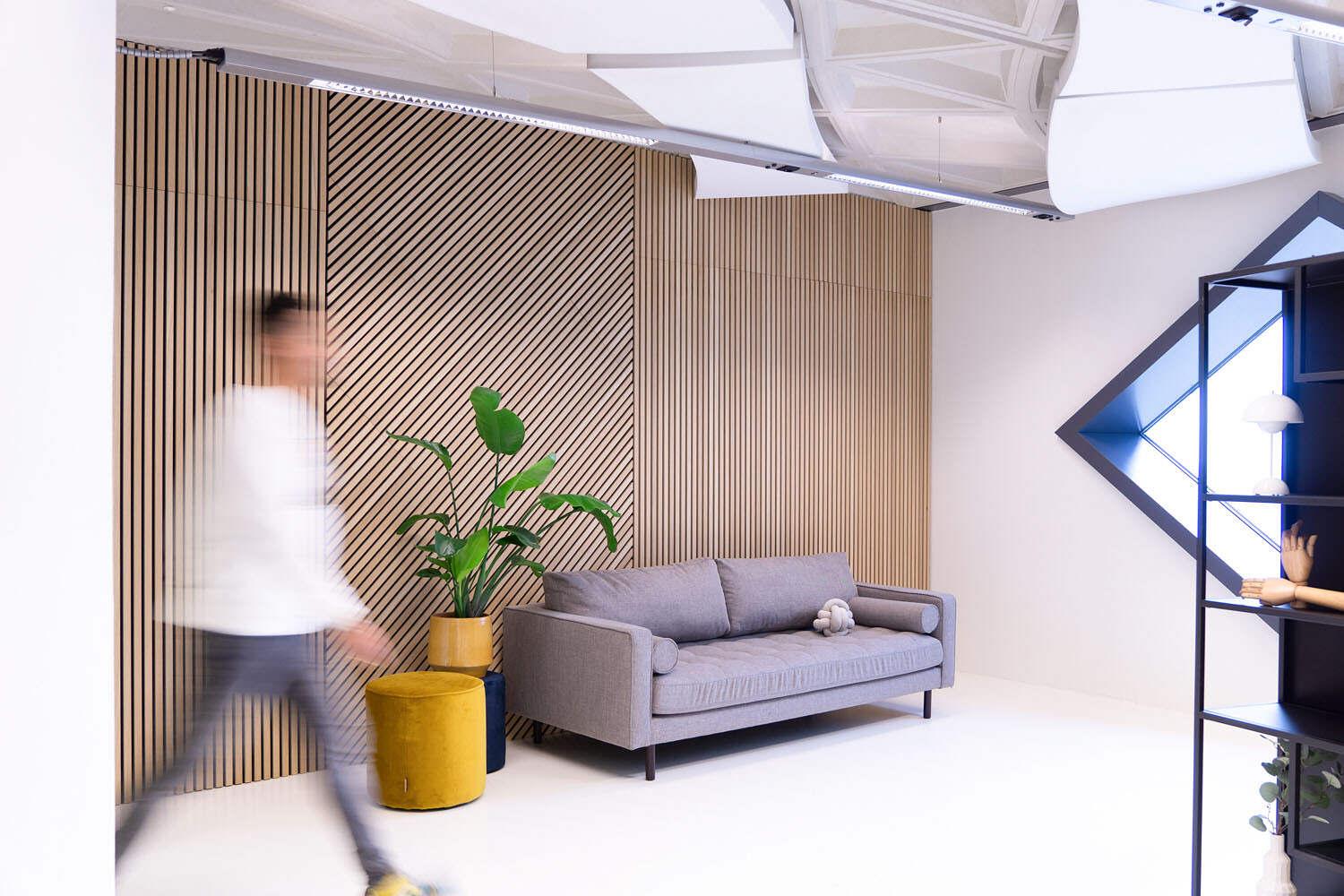 Restyling  kantoorinrichting met een wandafwerking van akoestische houten lattenwand.