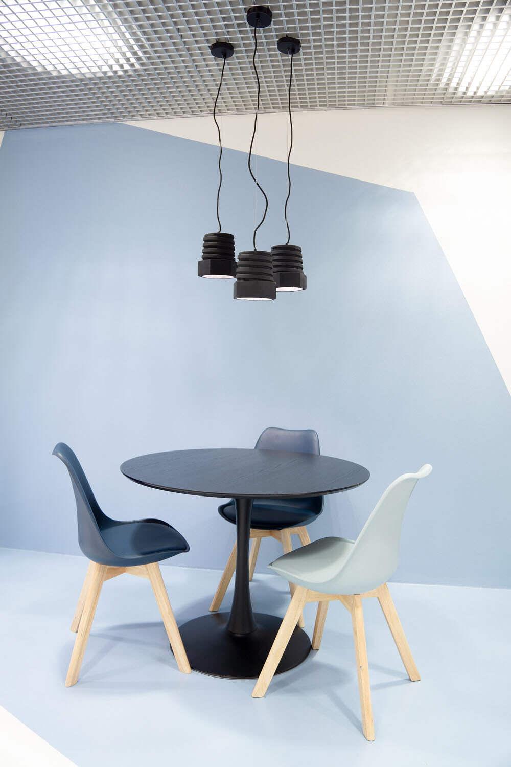 Kantoordesign van een informele vergaderplek op stoer kantoor.