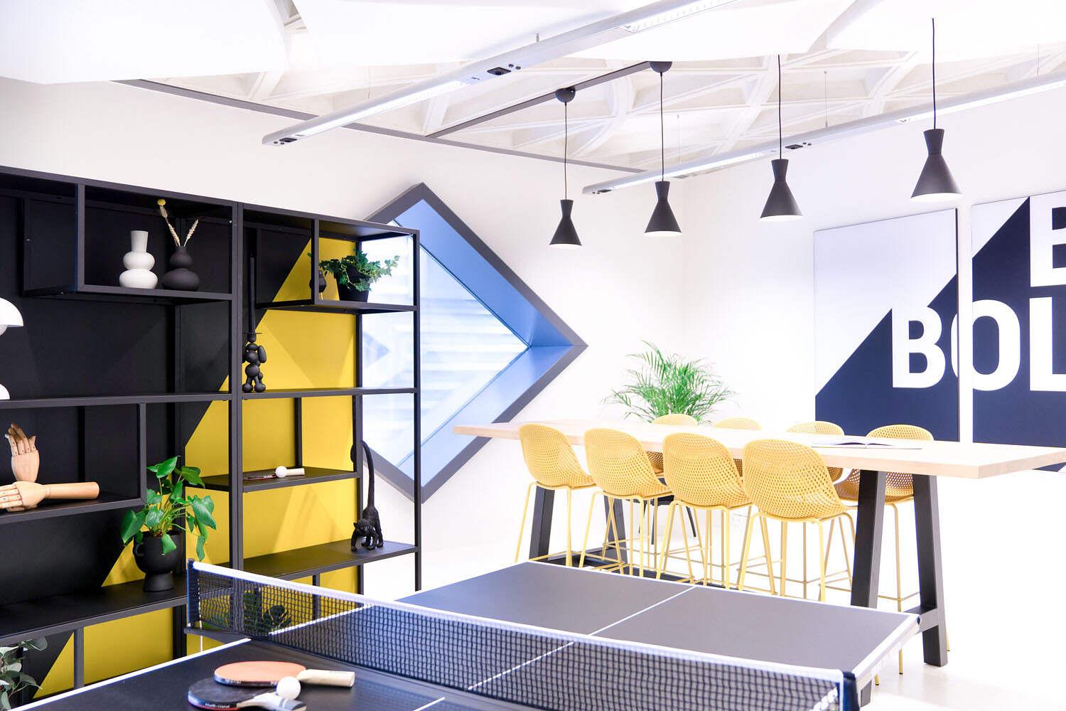 Interieuradvies voor een zakelijke lunchruimte met  opmaat gemaakt meubilair. 