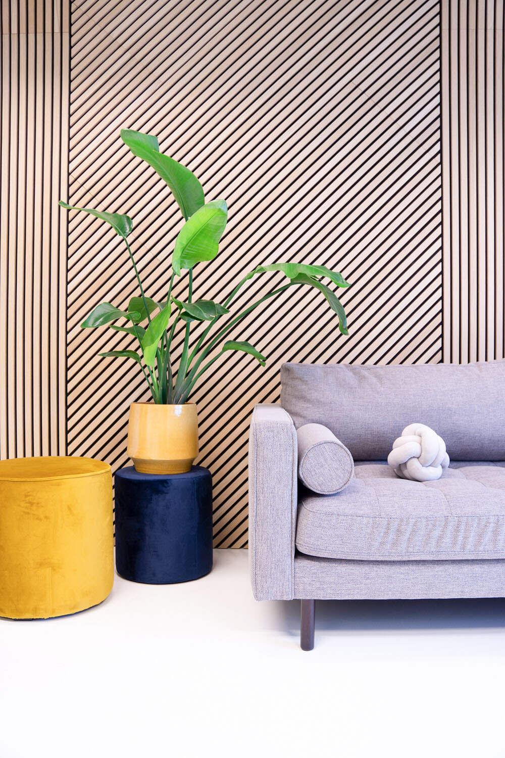 Uniek commercieel interieurontwerp met speelse wand decoratie en kantoorstyling. 