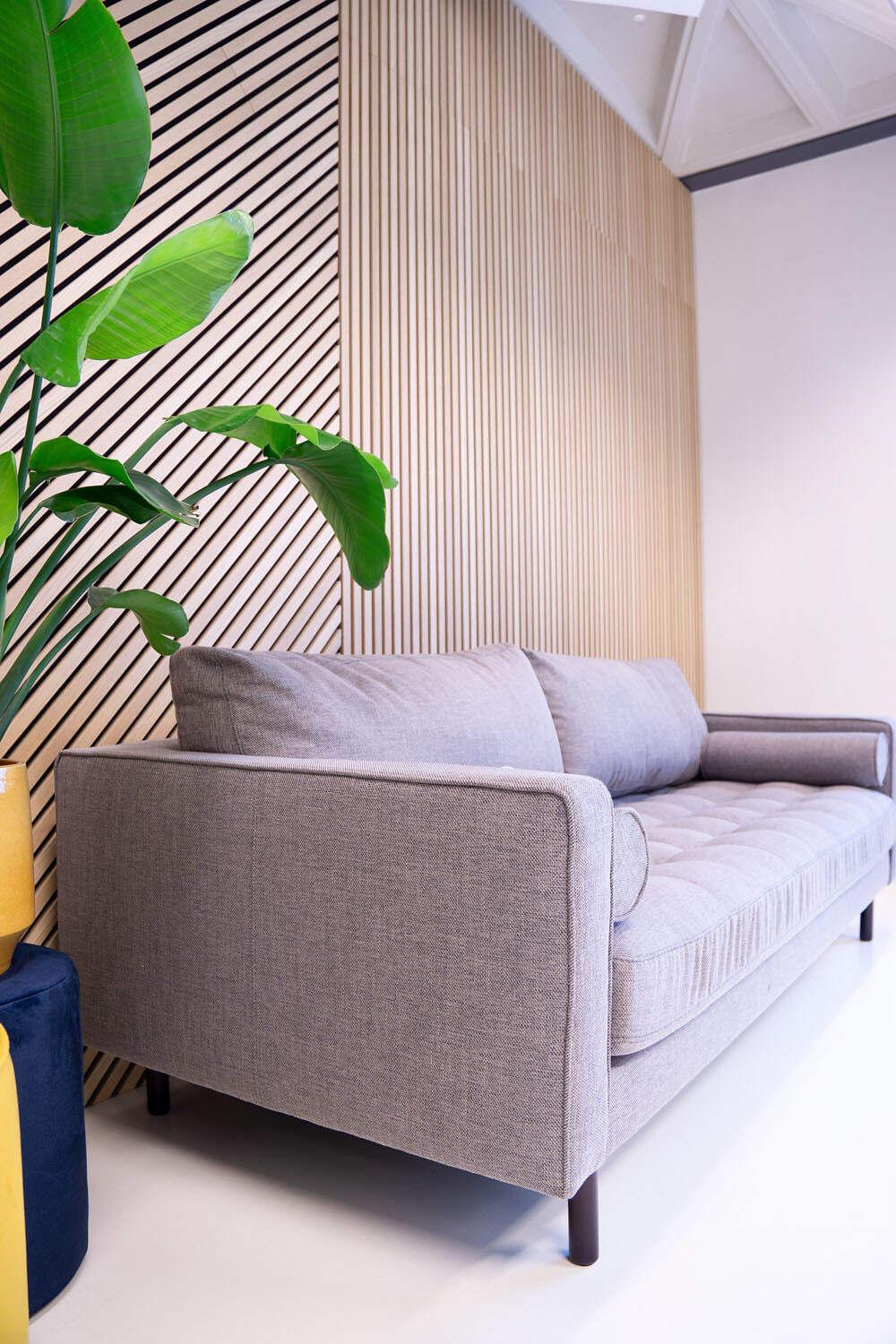 Kantoorverbouwing gerealiseerd door interieurontwerpers van designbedrijf voor bedrijfsinrichting. 