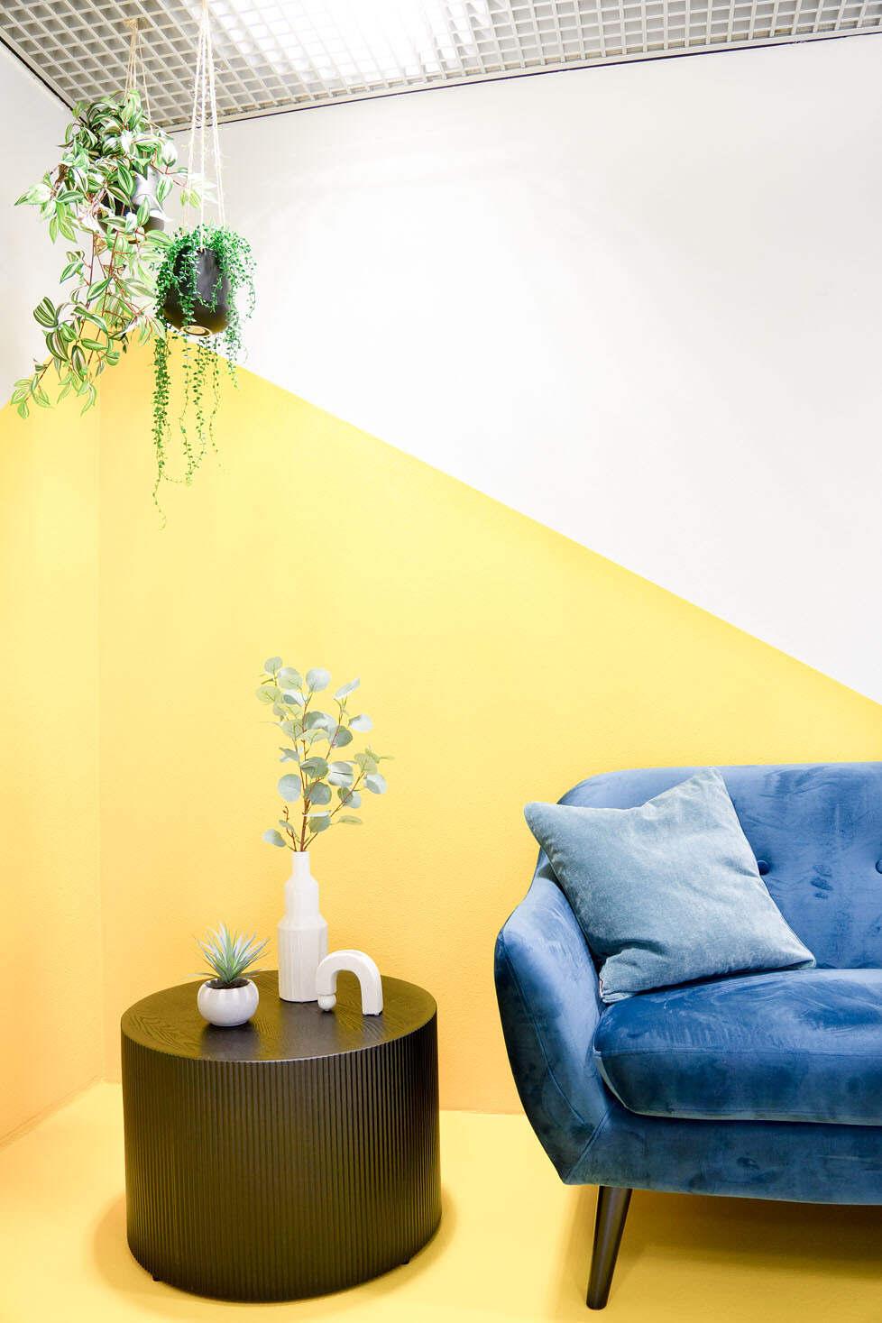 Kantoorstyling door interieurontwerper uit Gouda met decoratieve wanddecoratie 