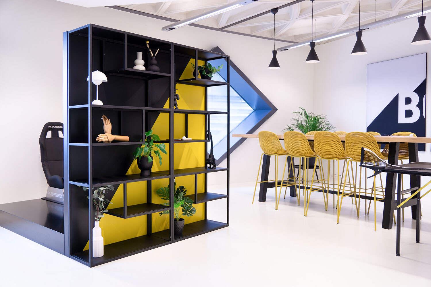 Interieuradvies voor een zakelijke lunchruimte met  opmaat gemaakt meubilair. 