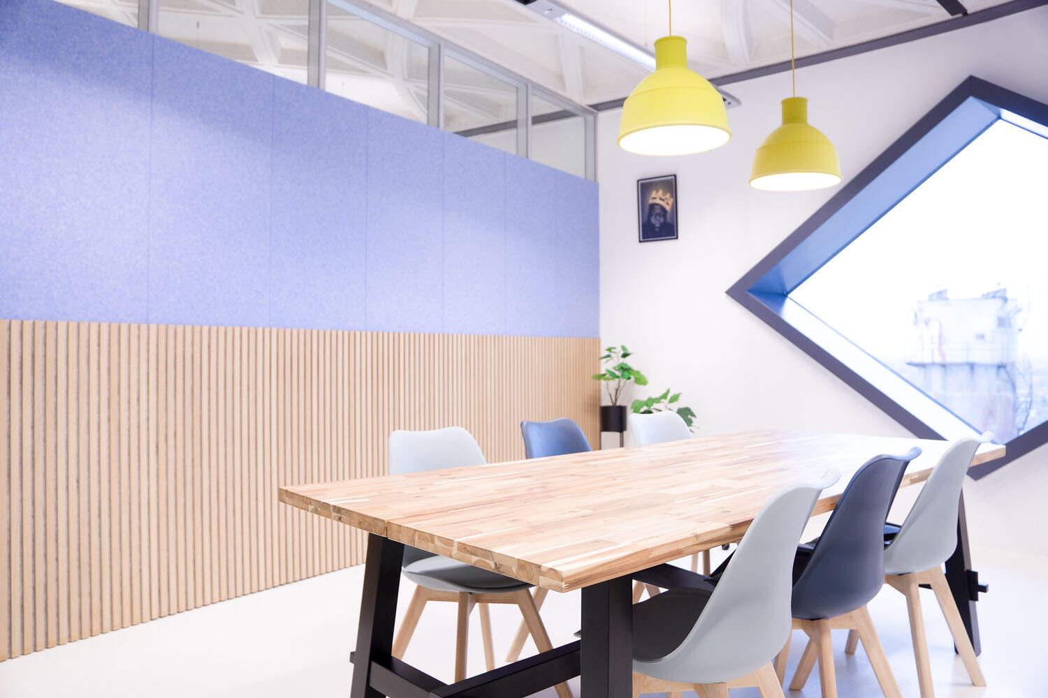 Meetingruimte om de slechte akoestiek op te lossen met door akoestische felt panelen.