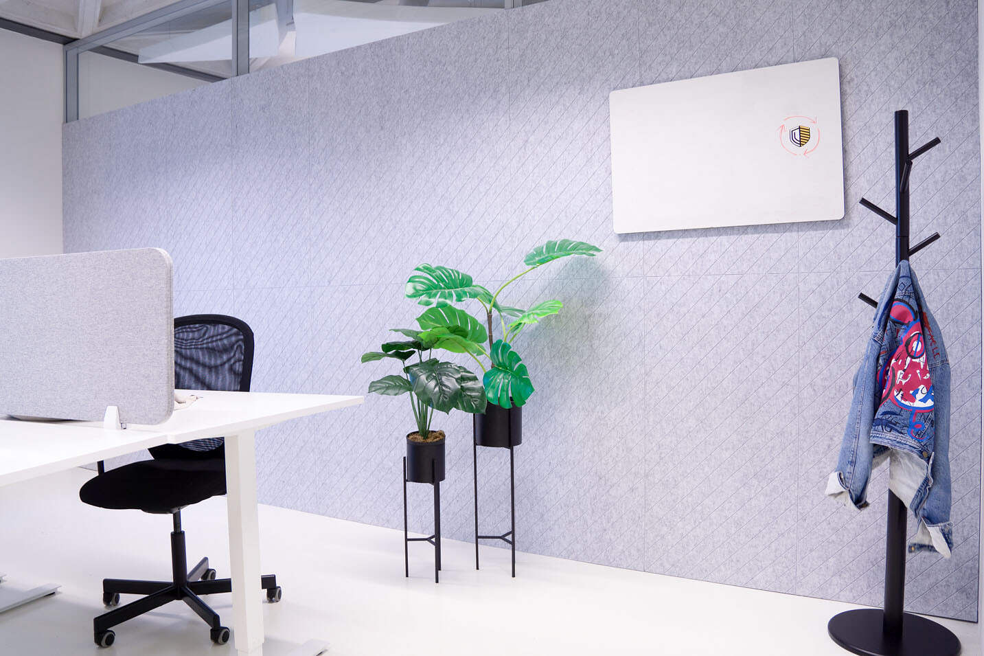 kantoor interieurdecoratie die er voor zorgt dat de slechte akoestiek op kantoor verbeterd wordt. 