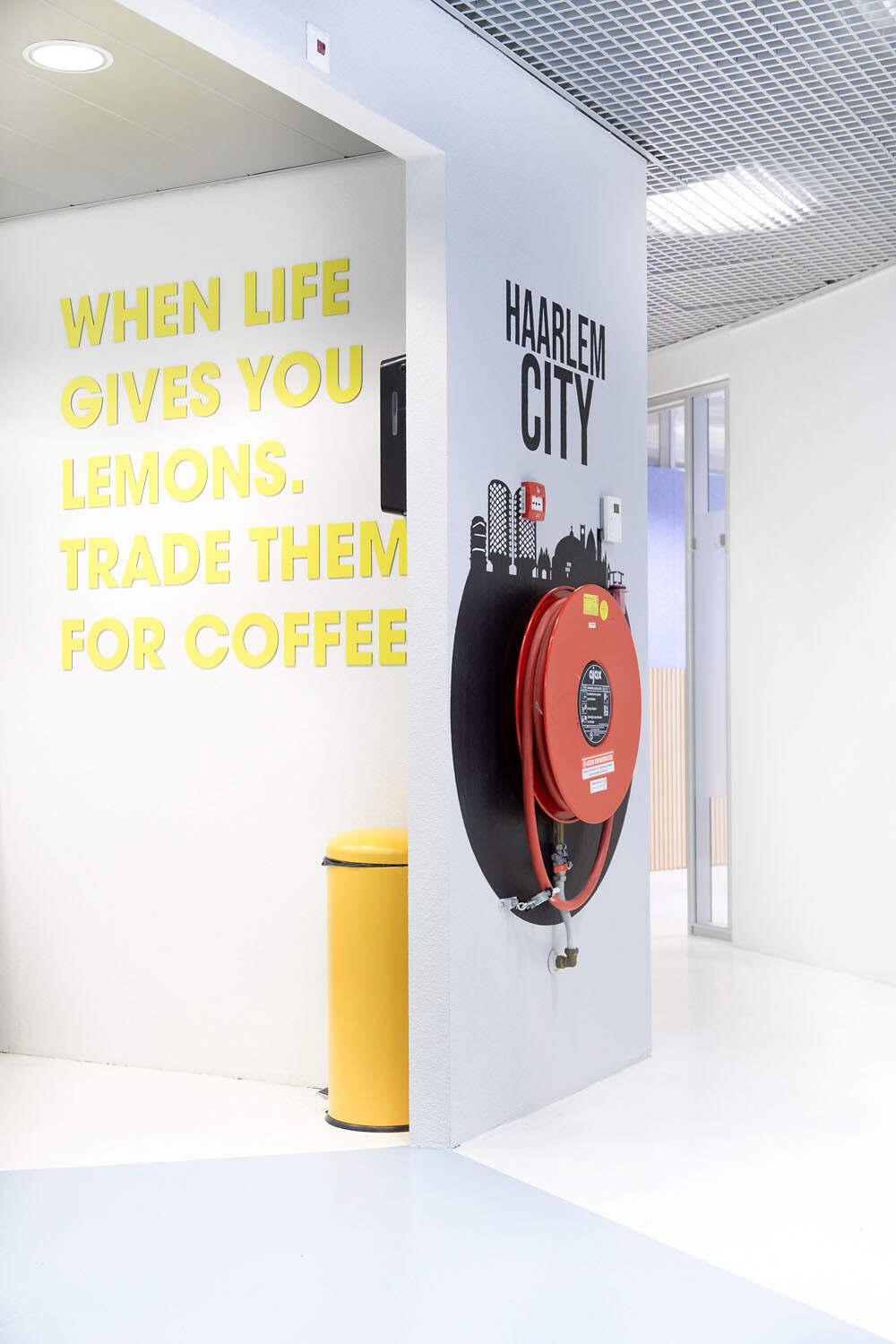 Restyling pantry door wanddecoratie in zakelijk interieur. Originele belettering voor speels effect.