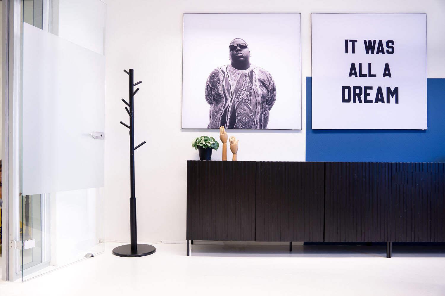 Kantoorinrichting met akoestisch materiaal om de hinderlijke echo op kantoor te verminderen. 