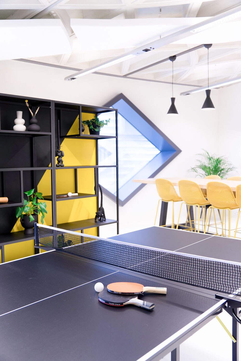 Bedrijfspand ontwerp met functionele en speelse indeling door professionele interieurontwerpers. 