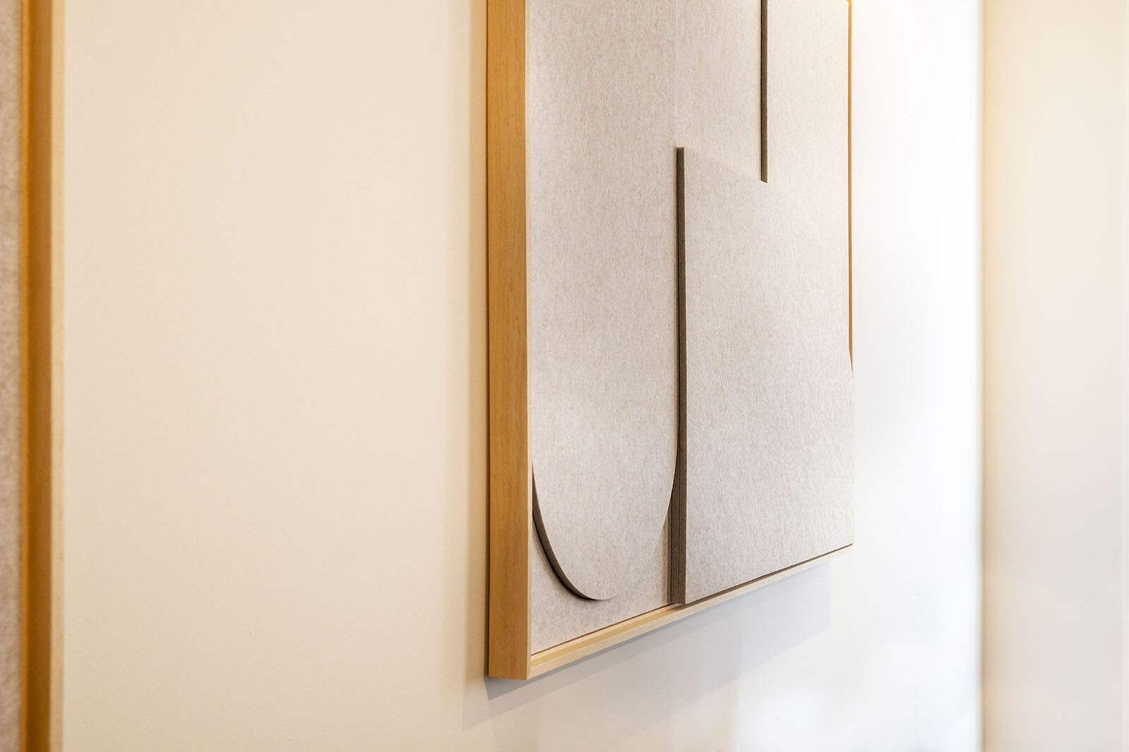 Uniek akoestisch kunstwerk in eikenhouten frame ontworpen door we are MOSO.