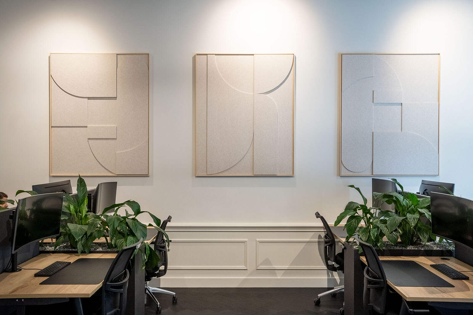 Kunst aan de wand voor verbetering van de akoestiek in een kantoor in Utrecht. 