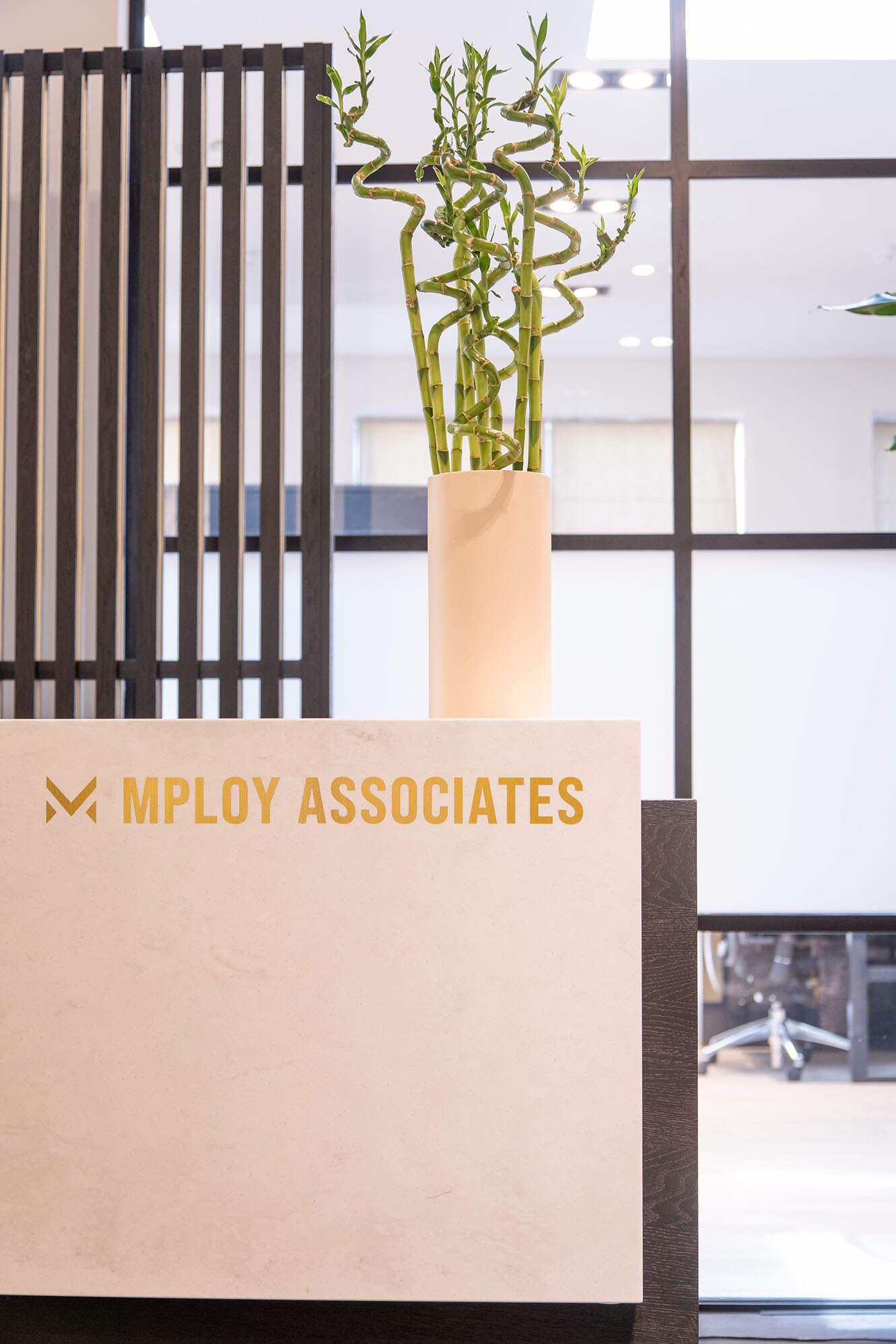 Kantoorinrichtingsadvies van luxe receptie met maatwerk balie door interieurontwerper uit Den Haag.