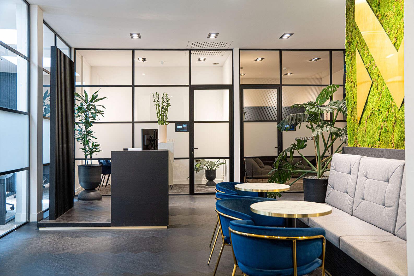 Kantoorinrichtingsadvies voor ontvangstruimte van een klein luxe kantoor in hotel boutique sfeer. 