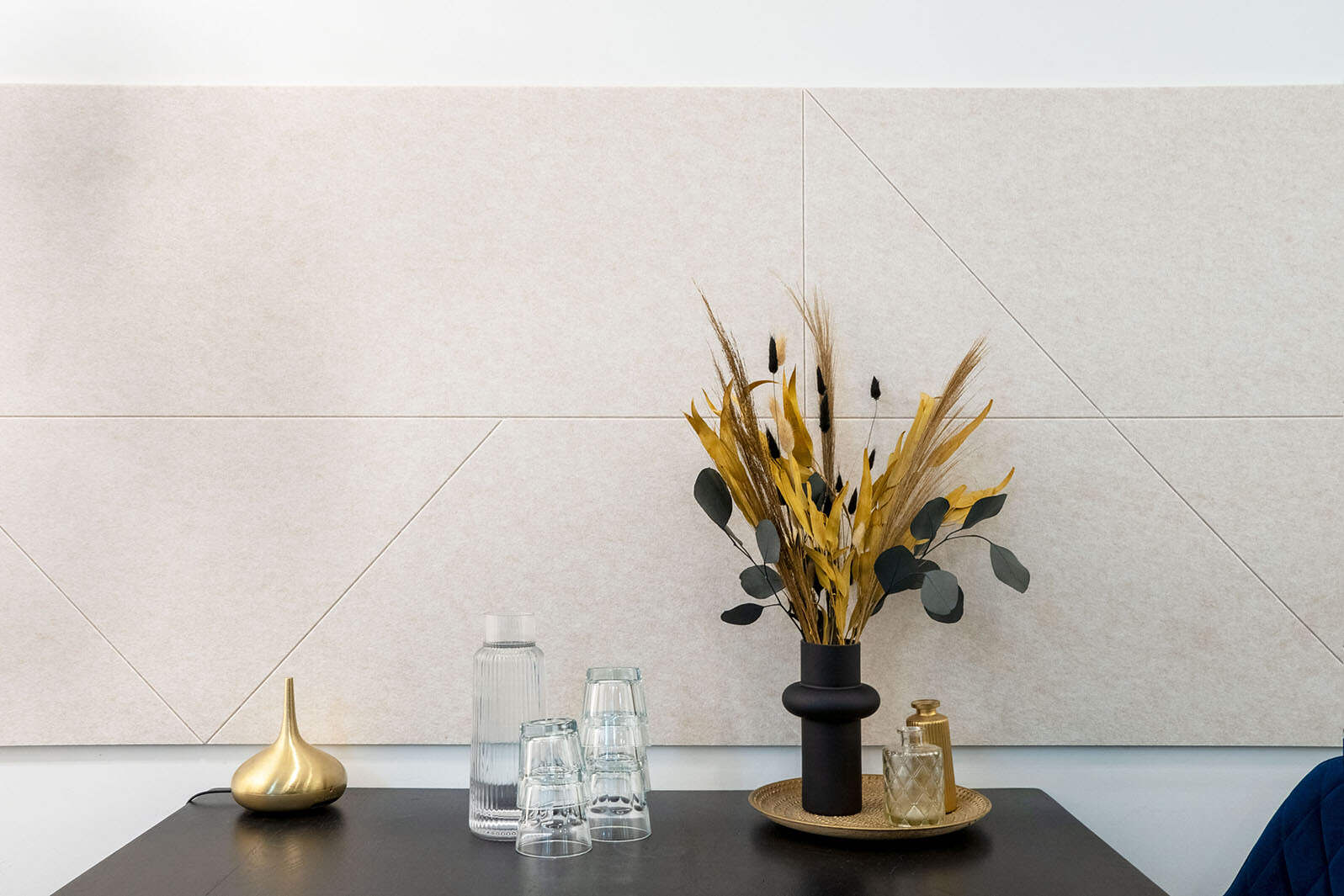 Interieuradvies voor verbetering van de akoestiek in de spreekkamers door ontwerper uit Den Haag. 