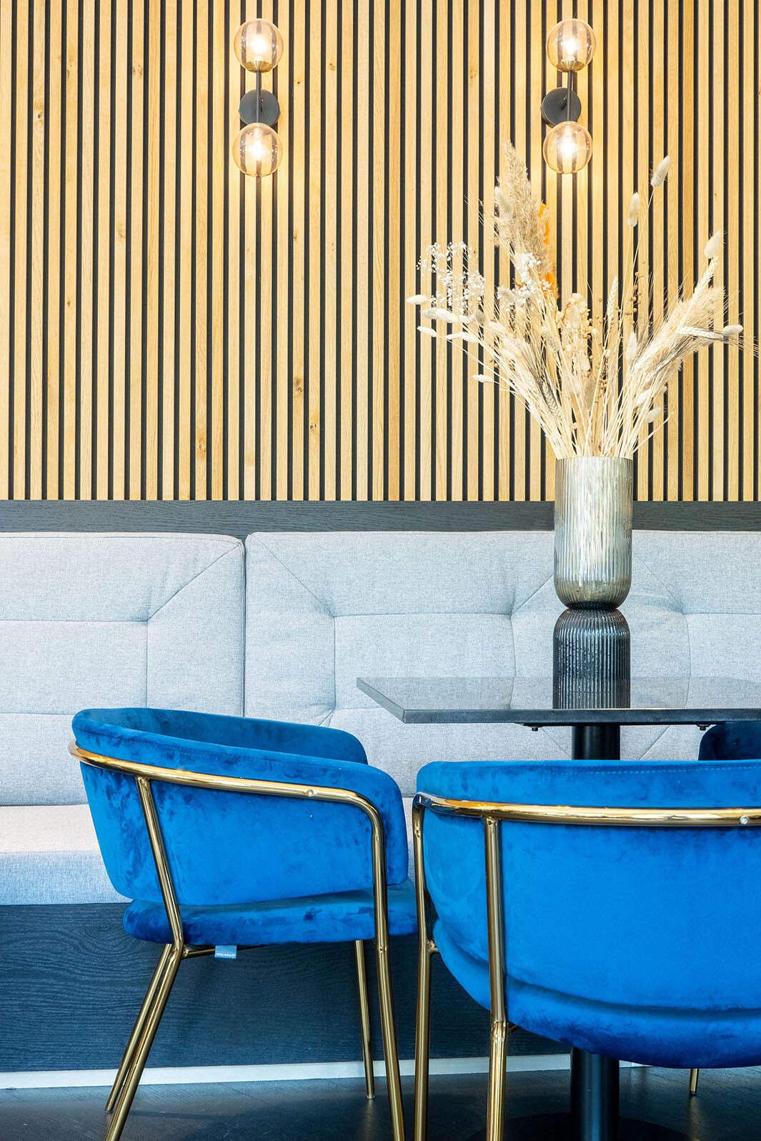 Sfeervolle bedrijfskantine in hotel boutique sfeer met luxe materialen en details. 