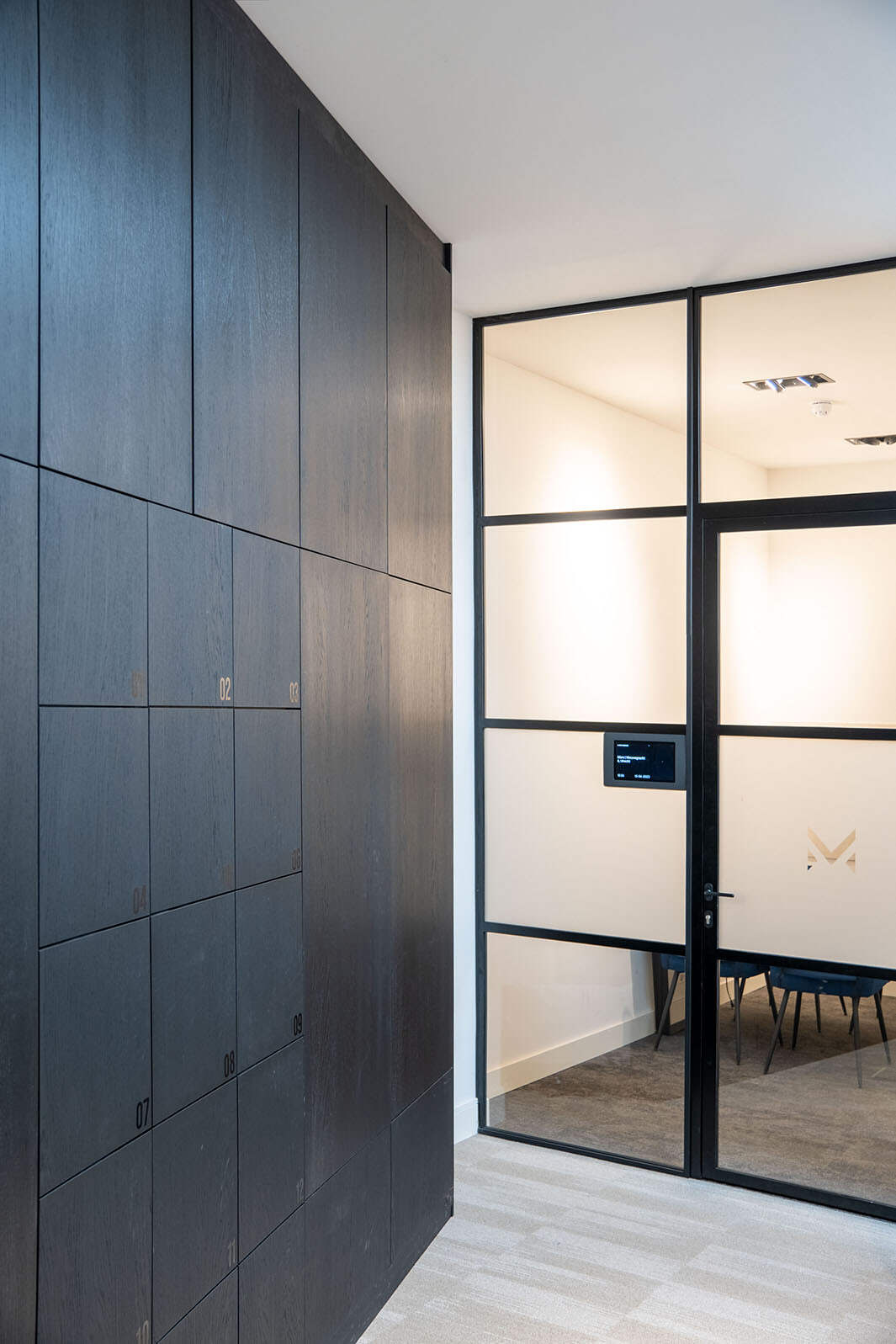 Commercieel interieurontwerp voor luxe kantoor in Utrecht met kleuradvies en realisatiebegeleiding. 