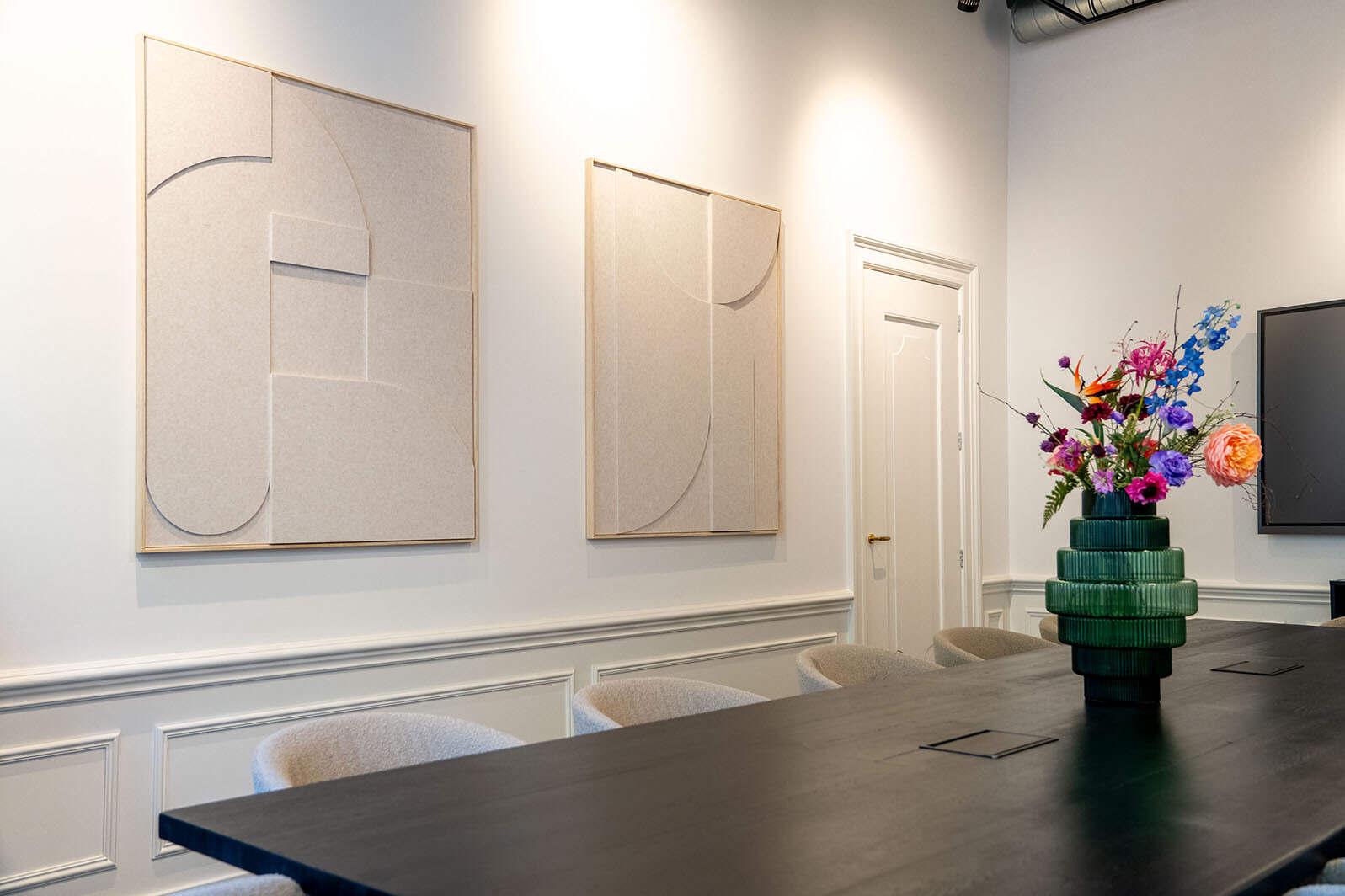 Kantoorontwerp met mooie akoestische maatwerk kunstwerken ontworpen door we are MOSO. 