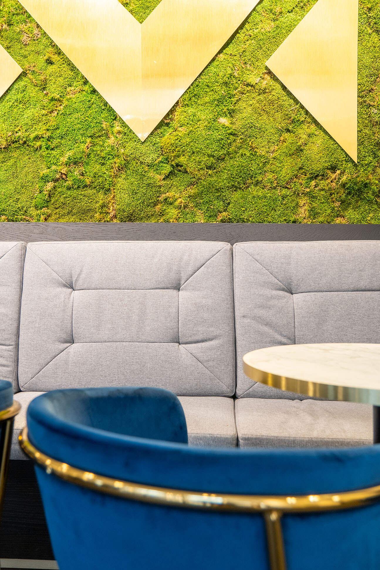 Kantoorinrichting op maat voor een klein luxe kantoor. Groene moswand met logo geeft sfeer.