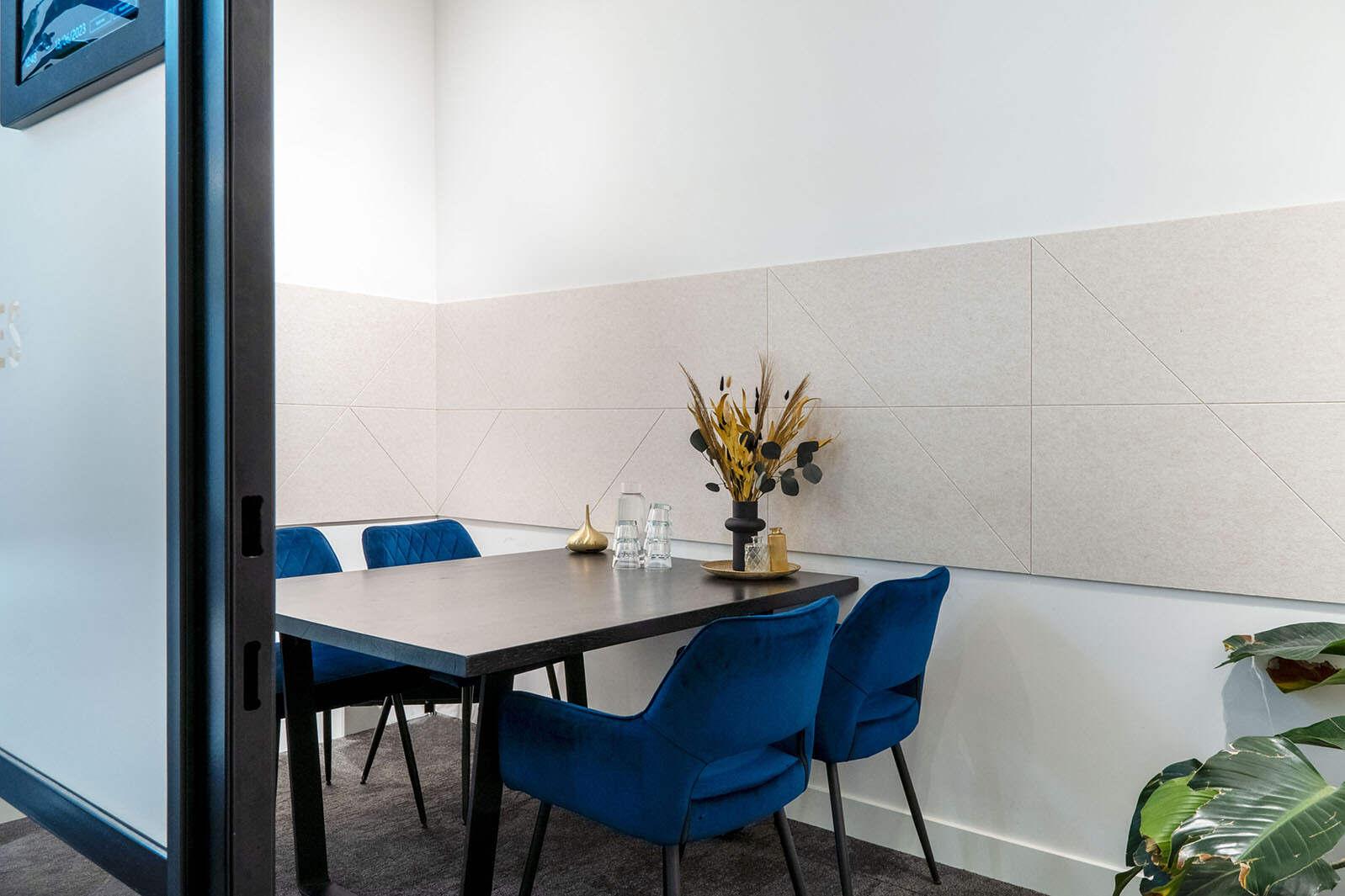 Kantoor verbouwing van een vergaderruimte in natuurlijke kleuren. Nagalm verminderen op kantoor.