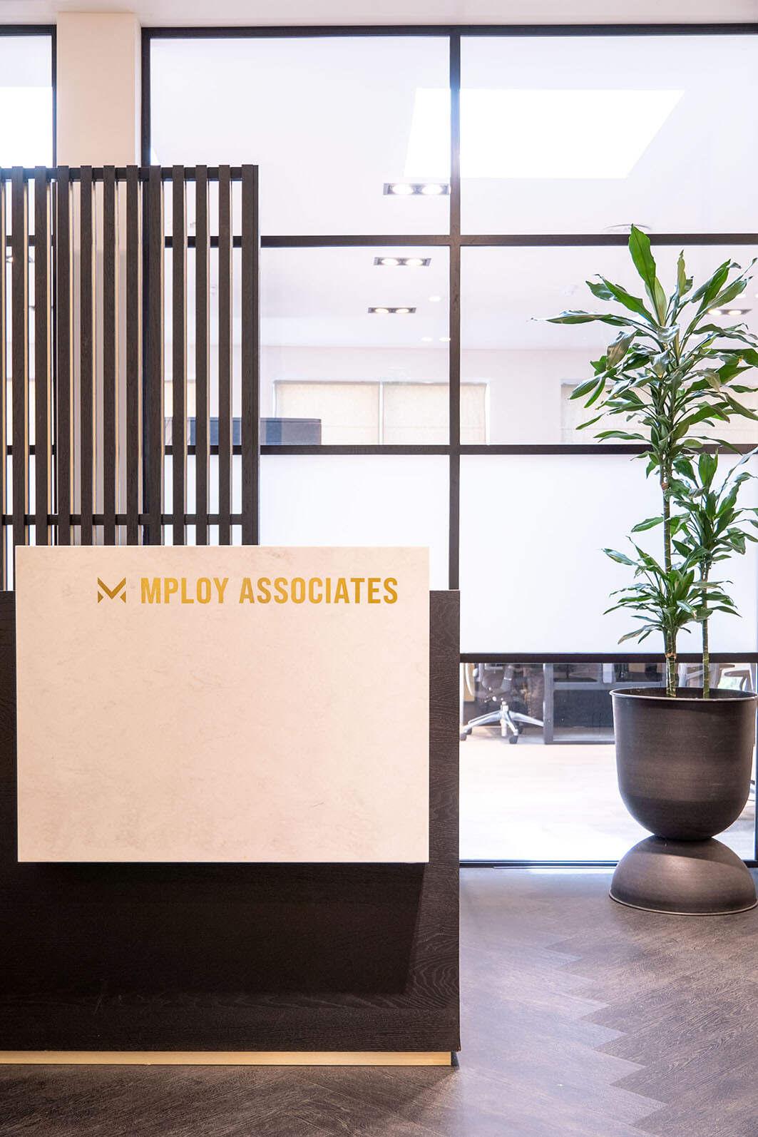 Custom minimalistische zwarte balie voor luxe kantoorinrichting in hotel boutique stijl. 