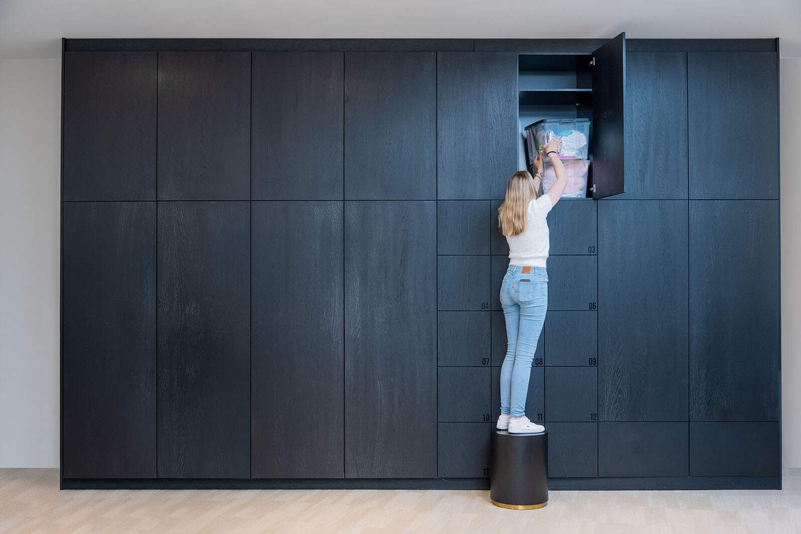 Luxe kantoorinrichting met maatwerkkast voor functionele indeling op kantoor. 