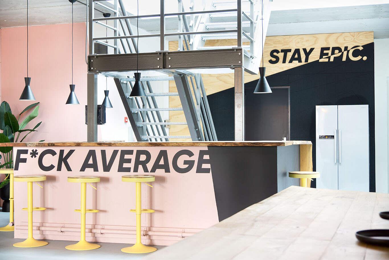 Commercieel interieurontwerp met een kleurrijke bar en inspirerende wanddecoratie. 