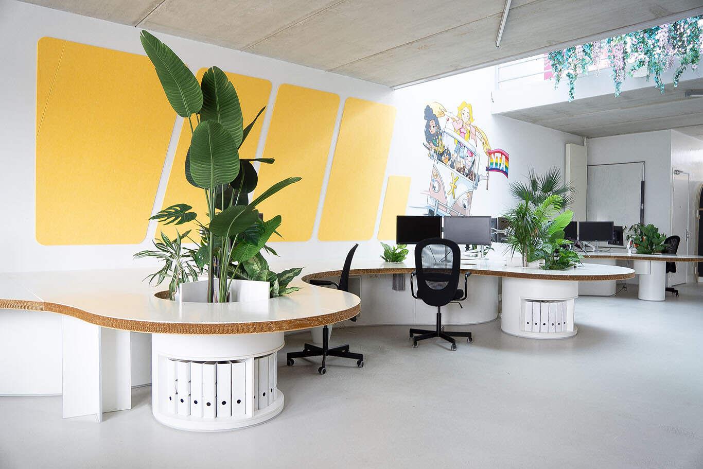 Restyling kantoor met wanddecoratie en  akoestische panelen ter verbetering van de akoestiek.