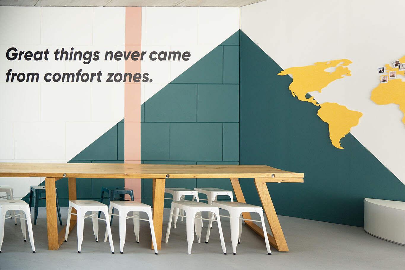 we are MOSO – YTA- Decoratieve wand Restyling bedrijfskantine met een decoratieve muurdesign en motiverende muurtekst.