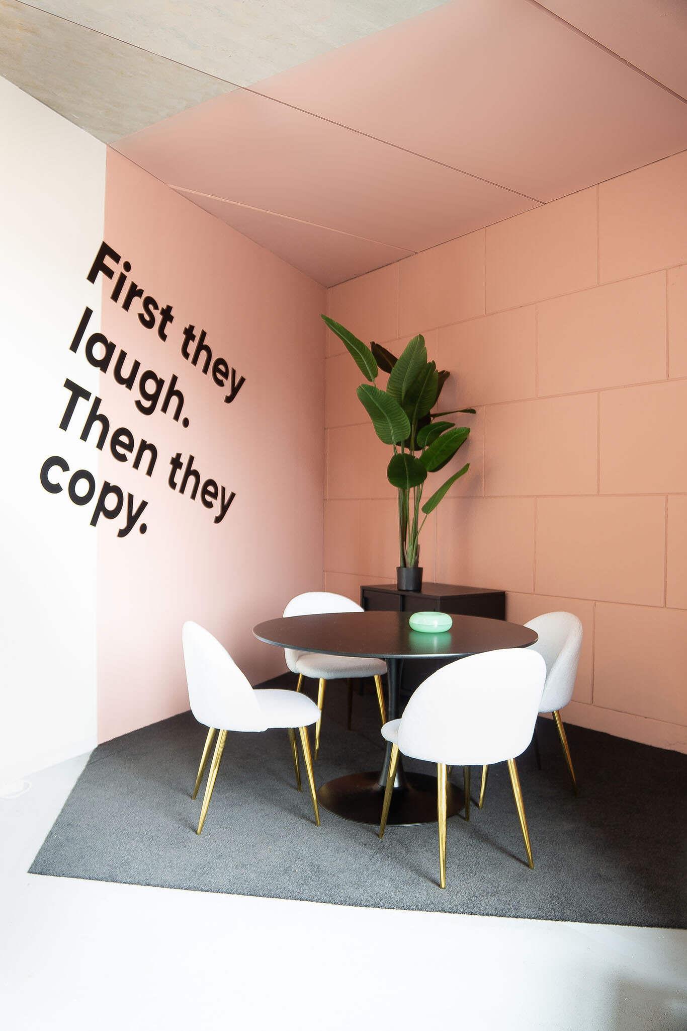 we are MOSO – YTA- Informeel vergaderen Kantoorstyling door interieurontwerper uit Den Haag met creatieve wanddecoratie.