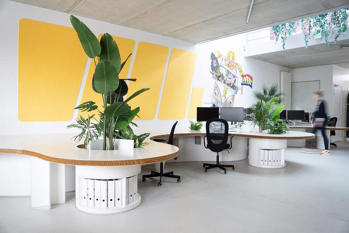 we are MOSO – YTA- Organische werkplekken Open kantoorinrichting met veel planten om het welzijn van medewerkers te verhogen.