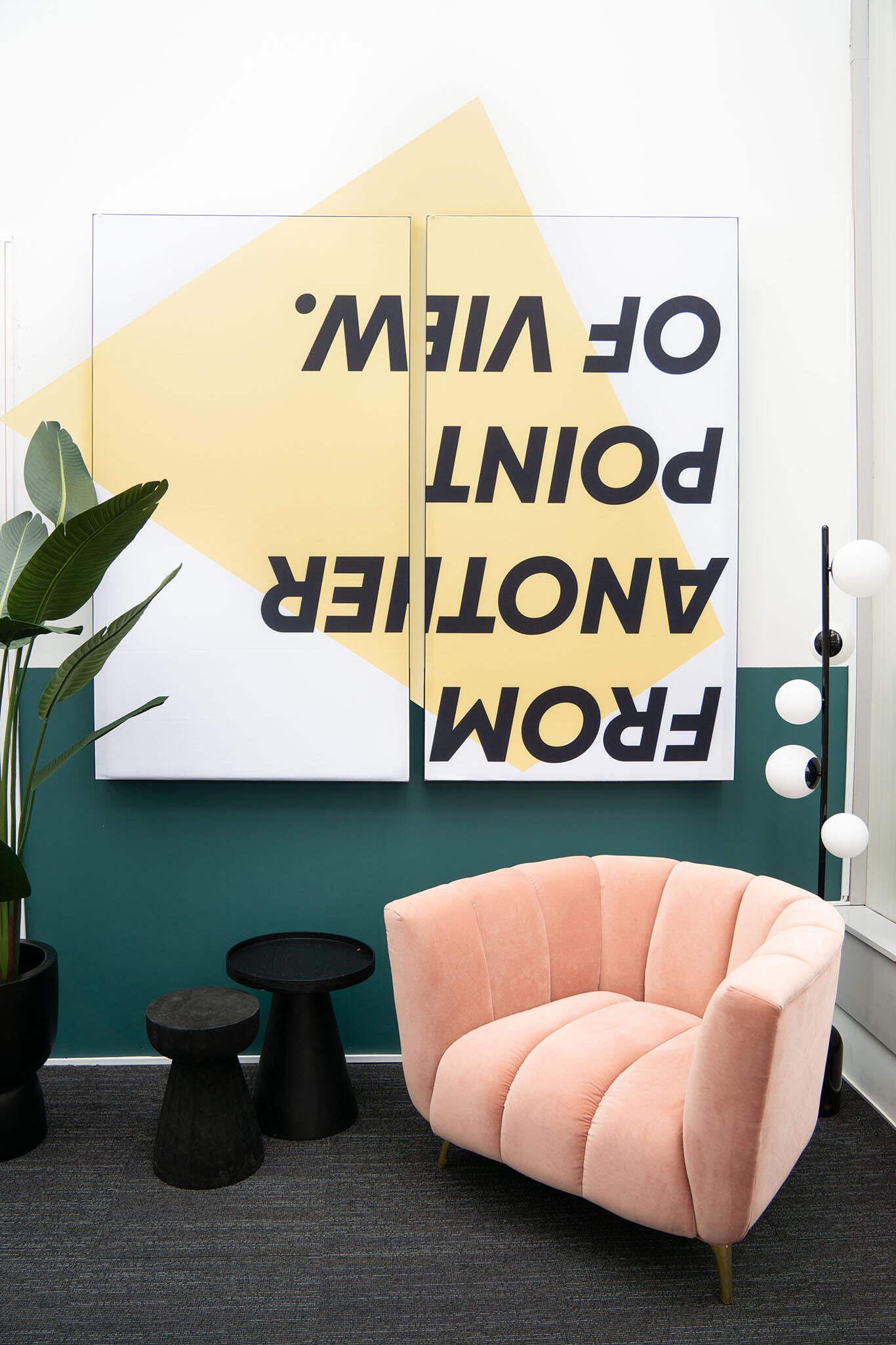 we are MOSO – YTA- Relaxplek Kantoorinrichtingsadvies door rotterdams ontwerpbureau met wanddecoratie.