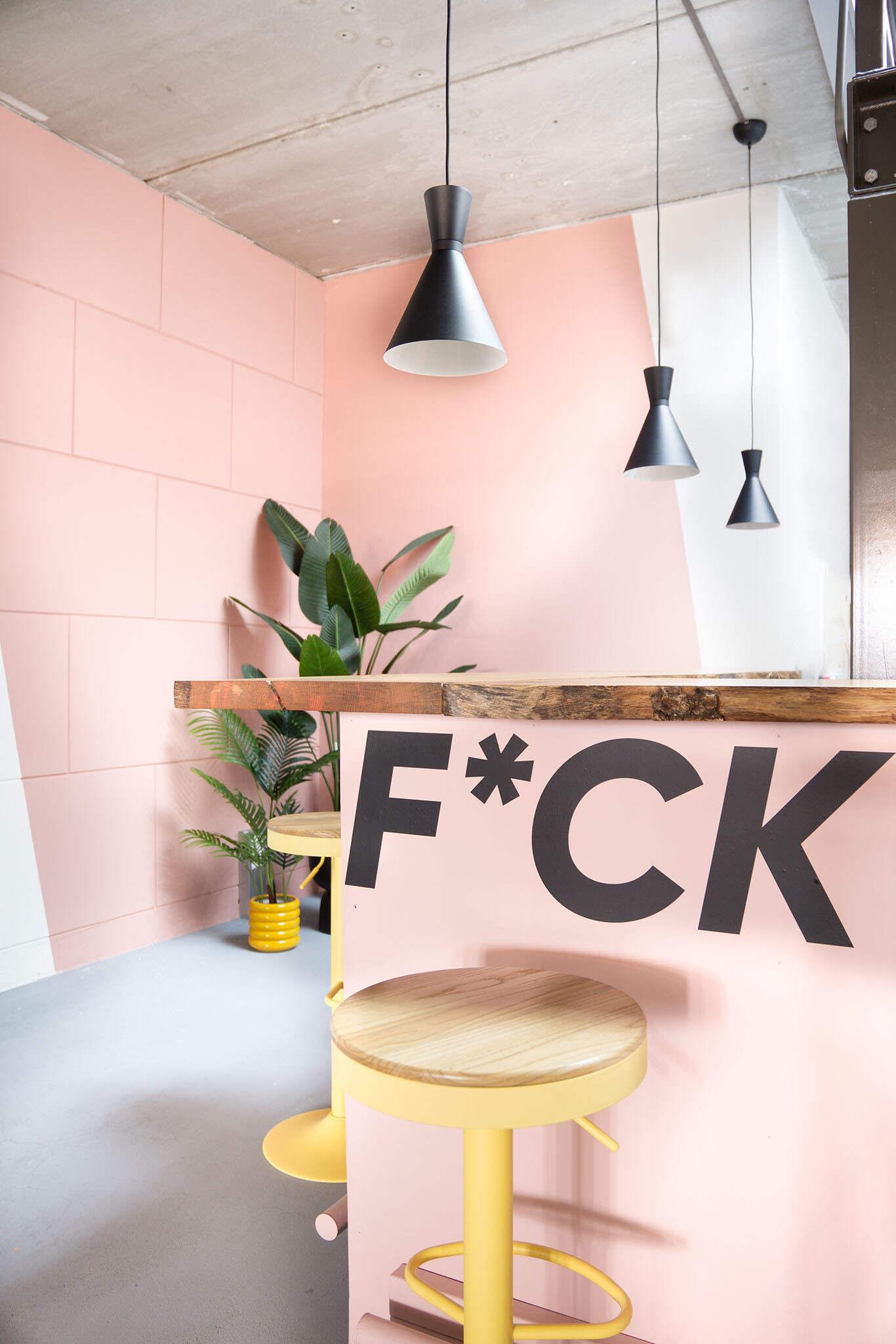 we are MOSO – YTA- Roze bar Ontwerp van bedrijfsruimte interieur met kleurrijke wand elementen en stoere belettering.