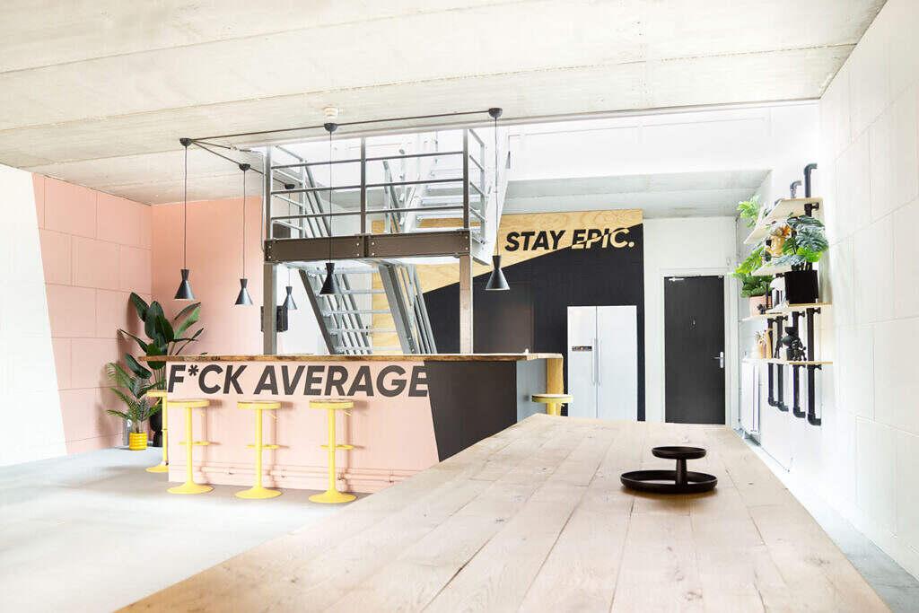 Kantine interieur gemaakt door interieurontwerper die gespecialiseerd is in zakelijke interieurs.