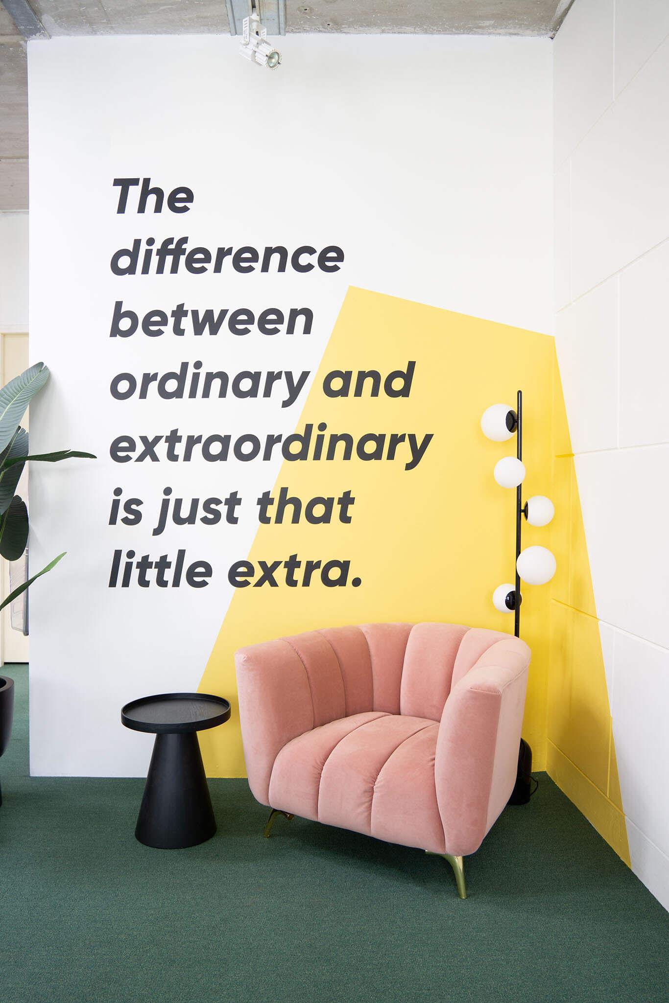 we are MOSO – YTA- Roze Fauteuil Kantoorinrichtingsadvies door rotterdams ontwerpbureau met wanddecoratie.