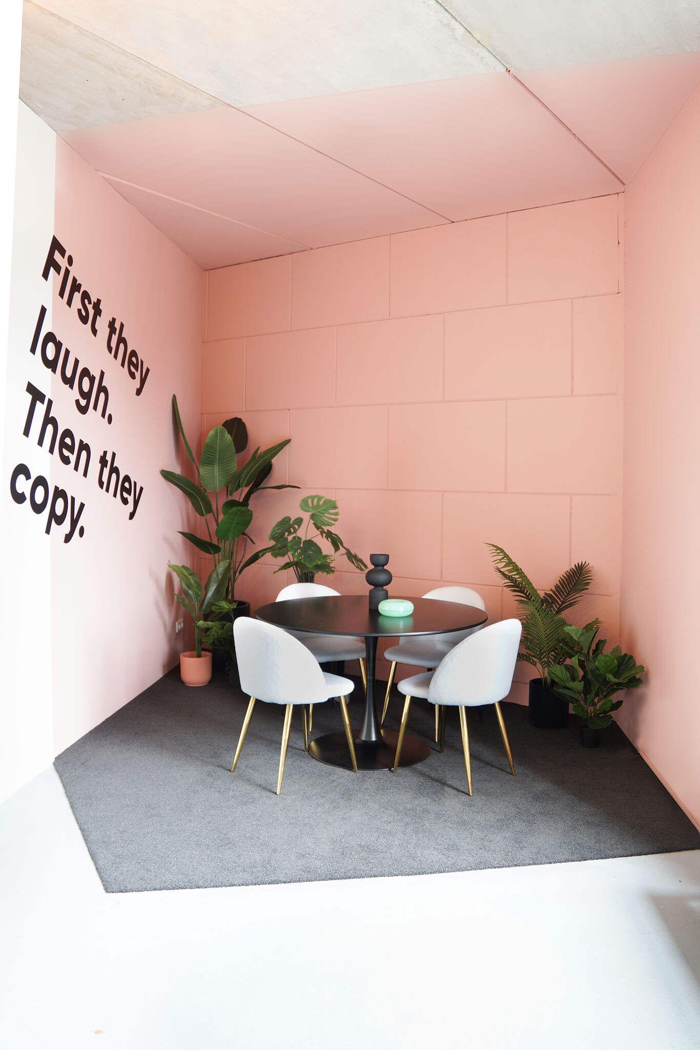 we are MOSO – YTA- Roze vergaderplek Kleurrijke kantoorinrichting met belettering op de wand voor uniek speels interieurontwerp