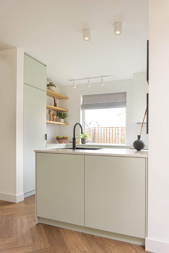 Kleurrijke keuken ontwerp op maat. Kookeiland inspiratie. Interieurontwerper uit Gouda. 