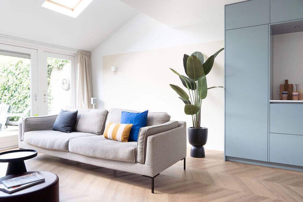 we are MOSO – Hoogland – Bank 2 Interieurontwerp van rijtjes woning met kleurrijke accenten in Hoogland.