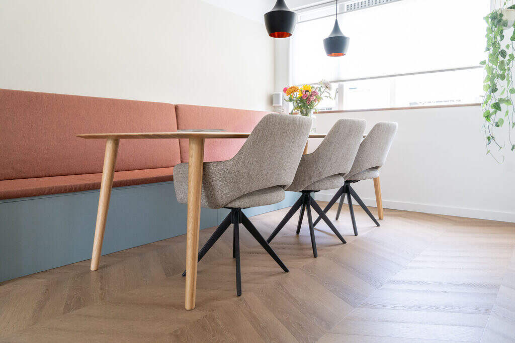 we are MOSO – Hoogland – Eettafel Woning inrichting ontwerp door interieurontwerper uit Den Haag. Inspiratie voor kleur in huis.