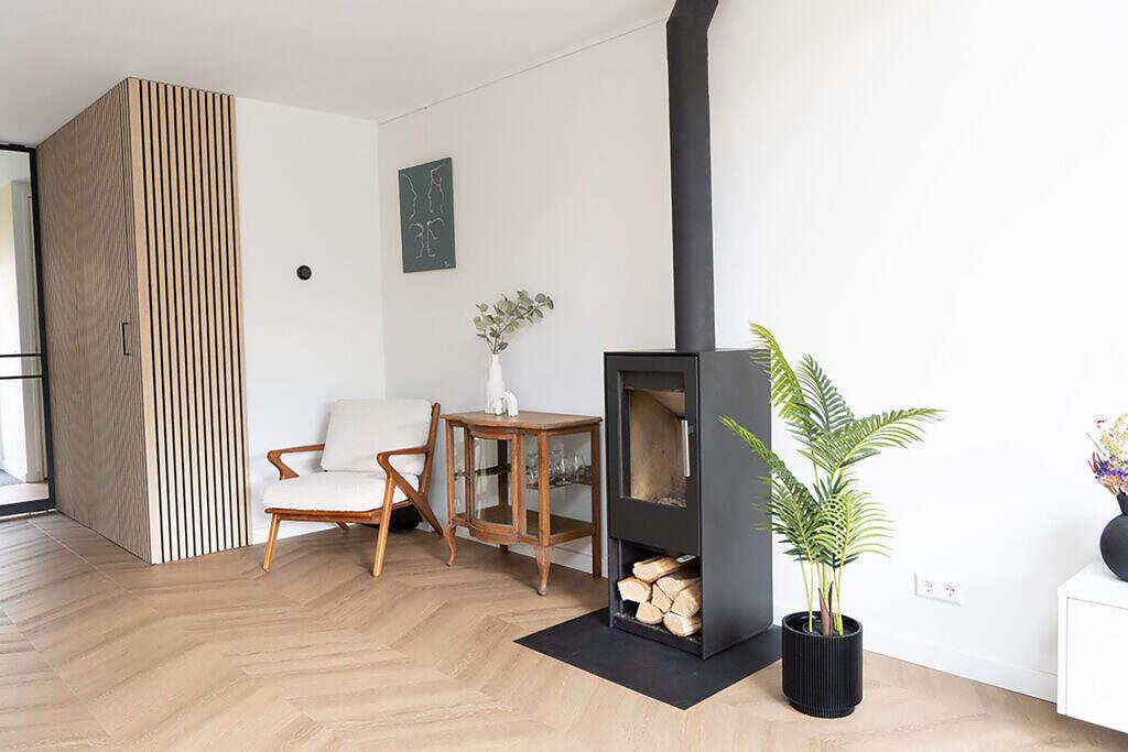 we are MOSO – Hoogland – Kachel Interieurontwerper woning uit Den Haag met moderne en kleurrijke stijl.