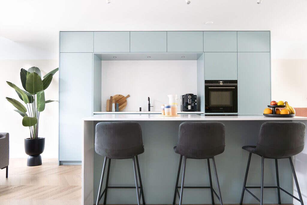 we are MOSO – Hoogland – Keuken 2 Interieuradvies door interieurontwerper met minimalistische en kleurrijke stijl.