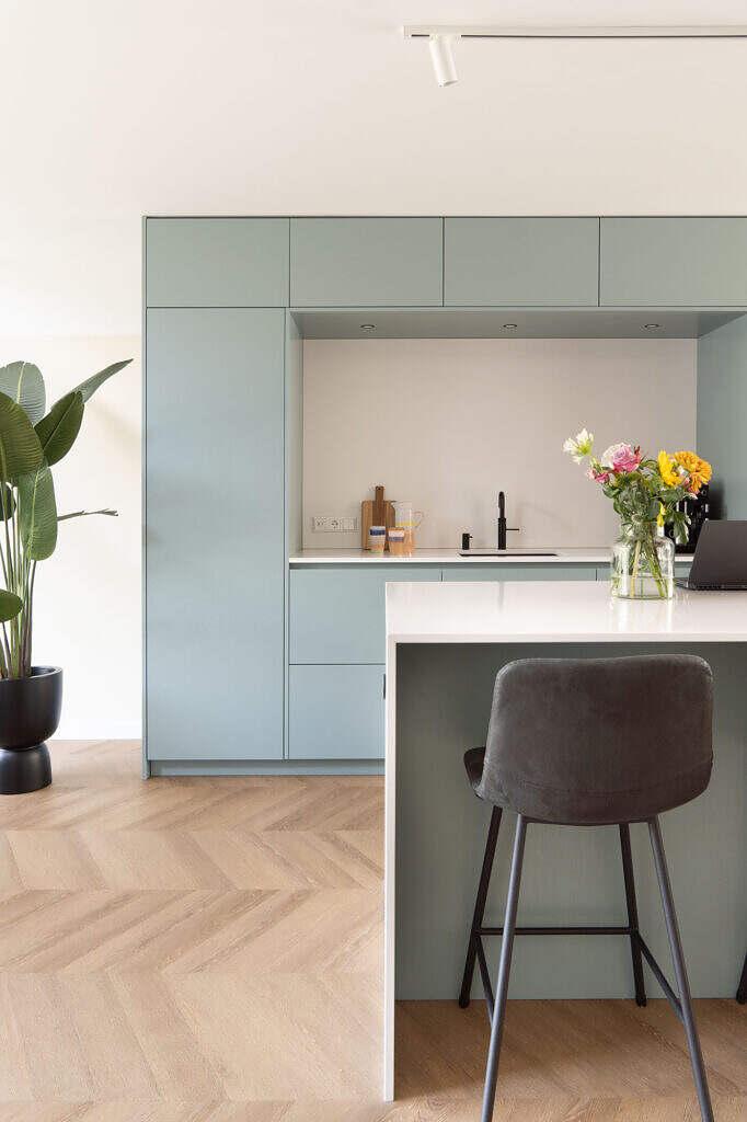 we are MOSO – Hoogland – Kookeiland 3 Interieuradvies door interieurontwerper met minimalistische en kleurrijke stijl.