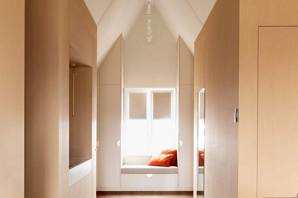 Modern interieurontwerp zolder verbouwing met bouwbegeleiding. Interieurarchitect interieuradvies.