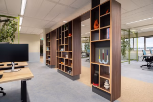 Inrichting kantoor met ergonomische werkplekken en kleurrijk ontwerp